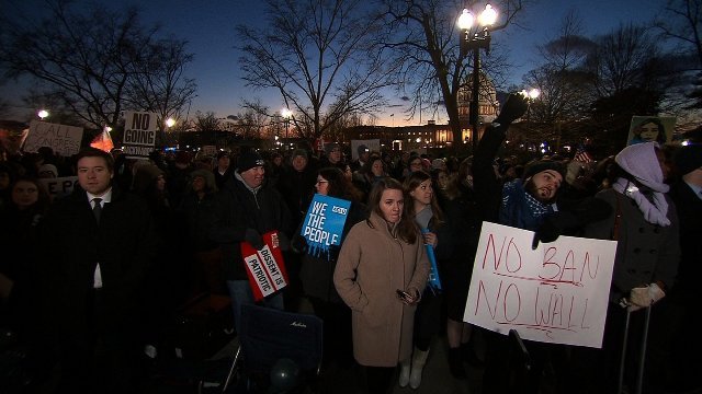 入国禁止の措置に対して米国各地で抗議の声が上がる