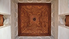 マラケシュにあるマドラサ「ベンユーセフ」の天井。精妙なデザインが施されている