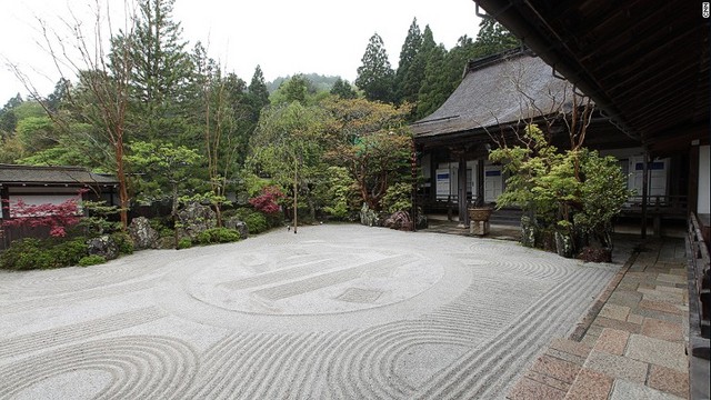 ４８部屋を備えた蓮華定院には広々とした庭園も