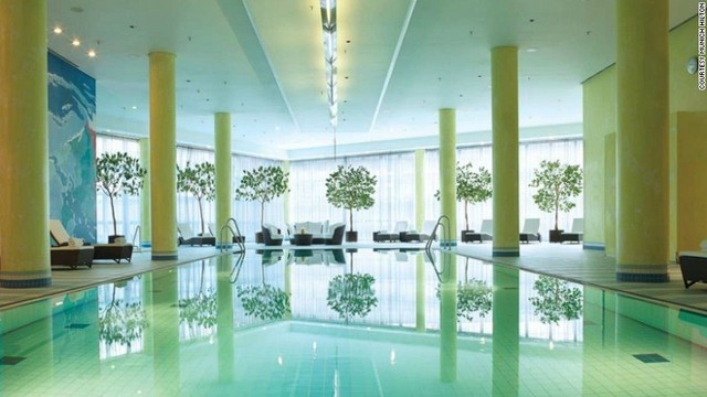 ヒルトン・ミュンヘン・エアポート。室内プールや温水浴槽、ジムを完備しており、これならオクトーバーフェストで飲み過ぎても大丈夫？