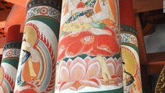 カラフルな菩薩が描かれた柱