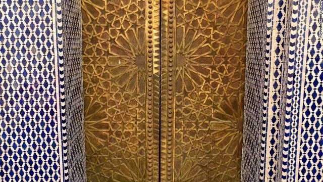 ブーイナニアの入り口を幾重にも飾るデザイン