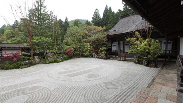 日本最大級の石庭である蟠龍庭