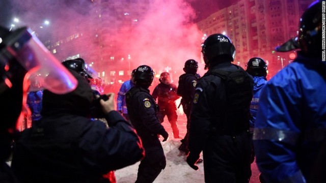 デモ隊と警察が衝突する場面も＝ルーマニア首都ブカレスト