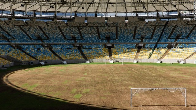 現在のマラカナン・スタジアムのピッチ。かつて緑色だった芝生は手入れもされず、茶色く枯れている