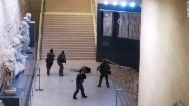 兵士がルーブル美術館への入り口に向けて発砲。観光客が携帯電話で撮影