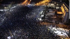 法案の廃止を求めて首都ブカレストの「勝利の広場」に集まった人々＝２月１日