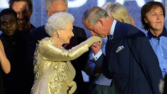 即位６０年を祝うコンサートでチャールズ皇太子が女王の手に口づけ＝２０１２年６月４日、バッキンガム宮殿