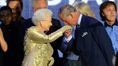 即位６０年を祝うコンサートでチャールズ皇太子が女王の手に口づけ＝２０１２年６月４日、バッキンガム宮殿