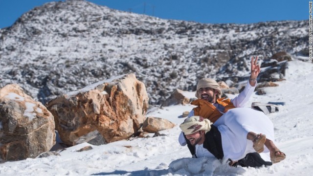 ＵＡＥでは珍しい積雪に地元の人たちの笑顔がこぼれる