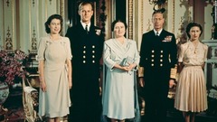 １９４７年７月に撮影された家族写真。左から２人目が婚約したフィリップ殿下