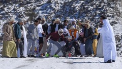 集まった人の中には雪ぞり競走に興じる一団も