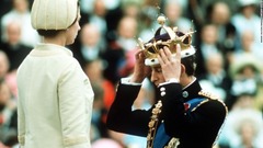 叙任式で王冠の位置をなおすチャールズ皇太子＝１９６９年