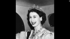 晩さん会に向かう車の中で笑顔を見せるエリザベス王女＝１９５０年３月
