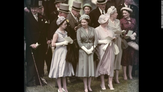 妹のマーガレット王女（左）らとともに競馬場を訪れたときの様子＝１９５８年６月