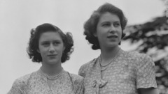 エリザベス王女（右）とマーガレット王女＝１９４２年ごろ