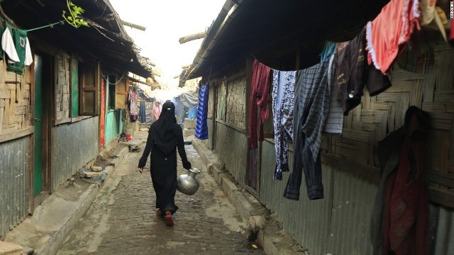水をくみに行く女性＝バングラデシュの難民キャンプ