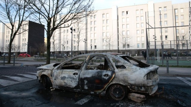 抗議グループに火をつけられた車両