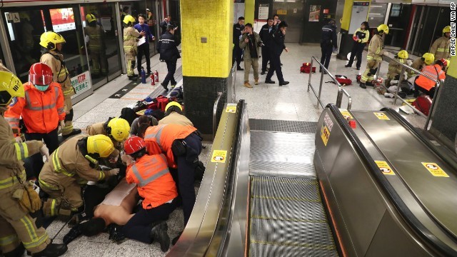 香港の地下鉄で放火事件があり、１８人が負傷した