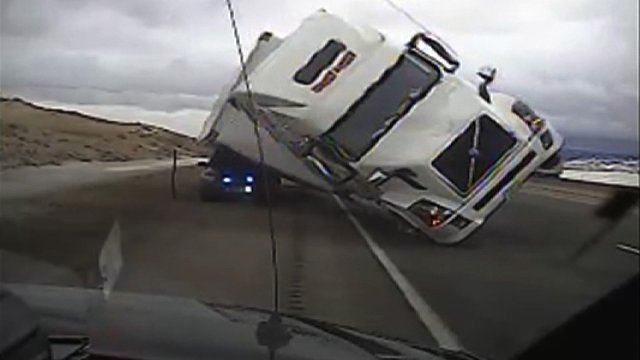 強風に飛ばされたトレーラーがパトカーを直撃＝Wyoming State Patrol