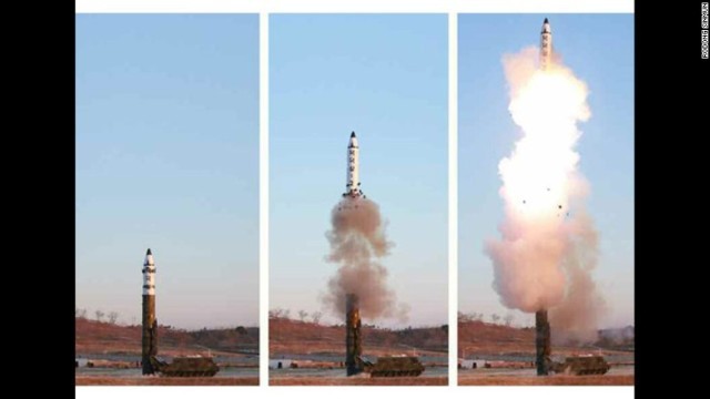 北朝鮮メディアが公開した中距離弾道ミサイル「北極星２」の発射時の様子