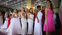 バレンタインデーにあわせた結婚式に臨む新婦たち＝米フロリダ州ウエストパームビーチ