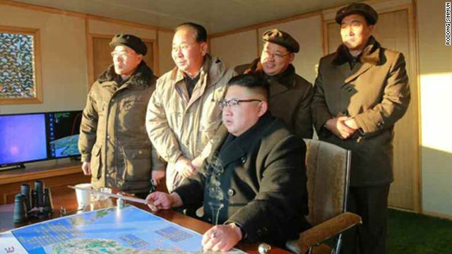発射の様子を見守る金正恩（キムジョンウン）朝鮮労働党委員長