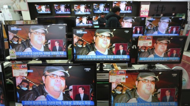 金正男氏殺害を伝えるテレビ画面＝ソウル