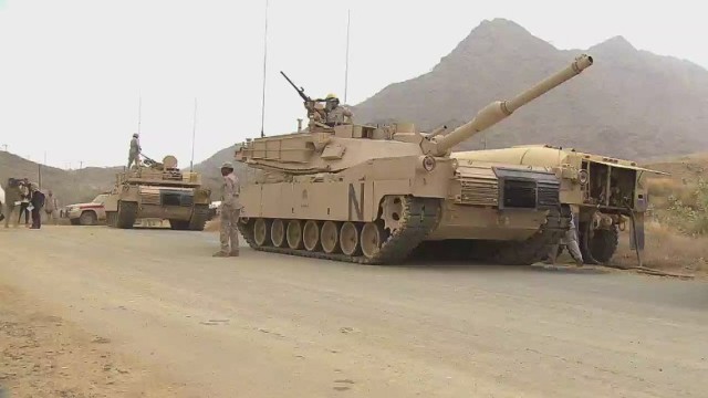 サウジアラビアの戦車部隊。サウジなどでは武器の輸入が増えている