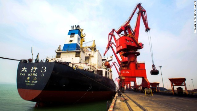 石炭を輸送する中国の貨物船