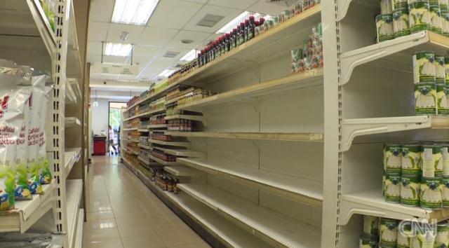 食料品や日用品の極端な不足でスーパーマーケットの棚も空に