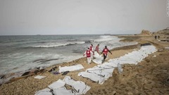 海岸に７４人の遺体、移民船が難破か　リビア