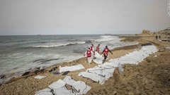 海岸に７４人の遺体、移民船が難破か　リビア