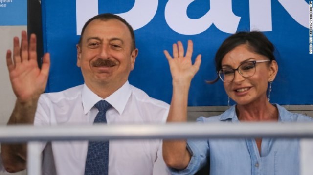 アゼルバイジャンのアリエフ大統領（左）と妻のメフリバン・アリエバさん