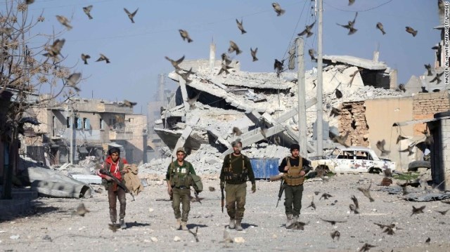 バーブを歩く自由シリア軍の兵士ら