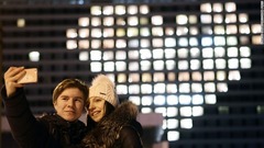 バレンタインデーに自撮りするカップル＝ロシア・サンクトペテルブルク