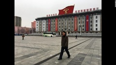 政府の建物の上に朝鮮労働党のシンボルが見える