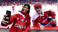 ＵＡＥのファティマ・アル・アリ選手（左）とＮＨＬのワシントン・キャピタルズのネイト・シュミット選手