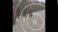ツアーガイドによれば、１９４８年に金日成氏とその妻、７歳の息子の金正日氏が北朝鮮が初めて国内で生産したサブマシンガンの試射を行った。３人とも５０メートルの距離から中央に命中させたという