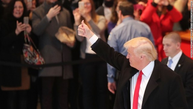 大統領選後、ＮＹＴ紙本社で記者らと会談を行ったドナルド・トランプ氏＝１６年１１月