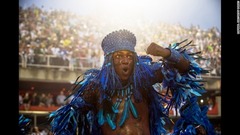 ブラジル・リオデジャネイロ：カーニバルで踊るダンサー