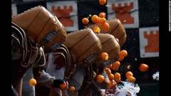 イタリア・イブレーア：「オレンジの戦い」が起源とされるイタリア最大規模の食べ物を使った戦いの祭り