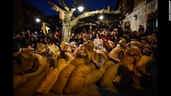 スペイン・レサカ：カーニバルの参加者は「古いずた袋」の格好にふんする