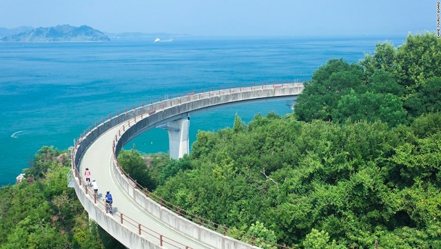 しまなみ海道は瀬戸内海の島々を走り抜けることのできるコースで、１日で走破することも可能だ