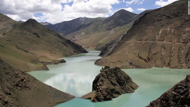 フレンドシップハイウェー（中国）：ヤムドク湖の素晴らしい眺めが来訪者を迎えてくれる。道はラサからネパール国境へと向かう