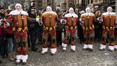 ベルギー・バンシュ：ピエロのような「ジル」たちがパレードを盛り上げる