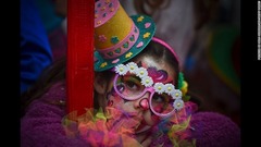 ポルトガル・セジンブラ：ピエロの格好をした子ども。２００４年には世界最大規模のピエロのパレードが行われたとしてギネス記録となった