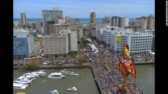 ブラジル・レシフェ：朝を告げるニワトリをモチーフにしたパレードには毎年数百万人が集まる