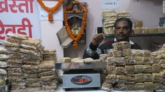 ピーナツ菓子を販売する市場の売り手。国連のＦＡＯによれば世界のピーナツ生産の１６％がインドで行われている