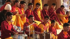リシケシュでは毎晩、ヒンズー教の音楽儀式アールティが行われている